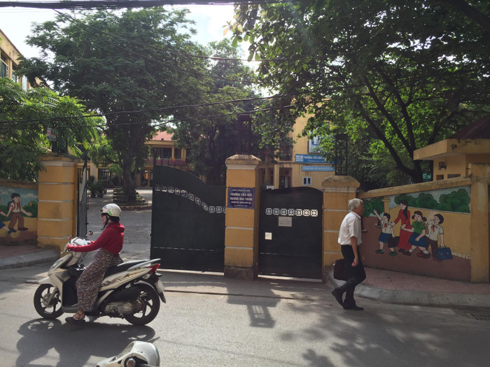 Không ít giáo viên tiểu học Hoàng Hoa Thám bức xúc vì nhiều năm liền bị bớt xén, ăn chặn tiền dạy 2 buổi/lớp chưa được giải quyết một cách thấu đáo. Ảnh: NVCC. Không ít giáo viên tiểu học Hoàng Hoa Thám bức xúc vì nhiều năm liền bị bớt xén, ăn chặn tiền dạy 2 buổi/lớp chưa được giải quyết một cách thấu đáo. Ảnh: NVCC.