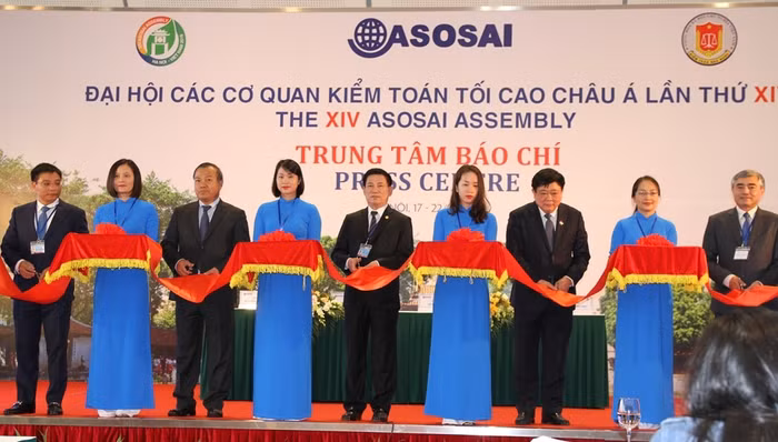 Các đại biểu cắt băng khai trương Trung tâm Báo chí và họp báo về nội dung Đại hội Tổ chức Các cơ quan Kiểm toán tối cao châu Á lần thứ 14 (Đại hội ASOSAI 14). Ảnh: Vũ Phương.