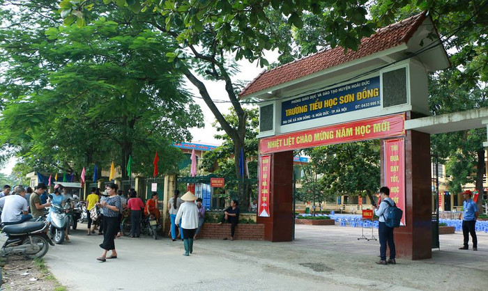 Bức xúc trước việc nhà trường thu nhiều khoản tiền vô lý, trái quy định, nhiều phụ huynh đề nghị bà Nguyễn Kim Oanh, hiệu trưởng nhà trường không dám đối mặt sự thật. Ảnh: Đ.T Bức xúc trước việc nhà trường thu nhiều khoản tiền vô lý, trái quy định, nhiều phụ huynh đề nghị bà Nguyễn Kim Oanh, hiệu trưởng nhà trường không dám đối mặt sự thật. Ảnh: Đ.T