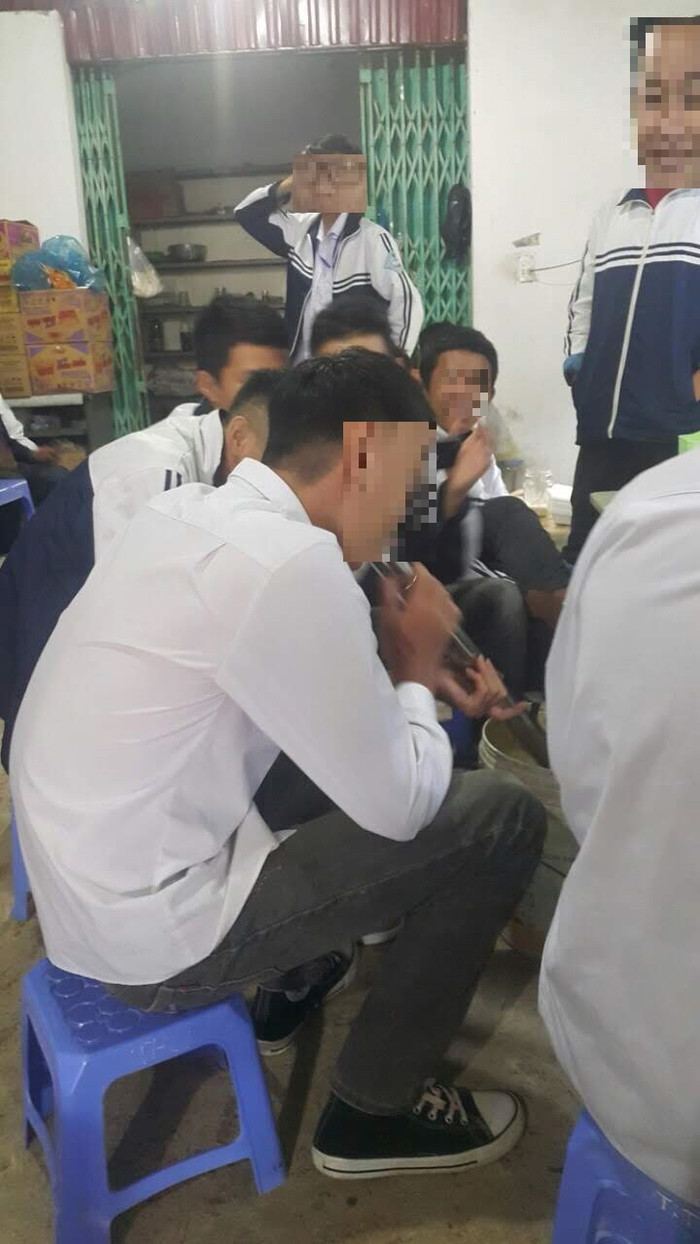 Hình ảnh học sinh Trường Tô Hiệu hút thuốc lào tại căng-tin trong trường rất phản cảm so với lứa tuổi các em. Ảnh: NVCC. Hình ảnh học sinh Trường Tô Hiệu hút thuốc lào tại căng-tin trong trường rất phản cảm so với lứa tuổi các em. Ảnh: NVCC.
