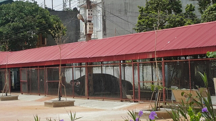 Nhà xe của trường trước đây học sinh được để xe miễn phí nay nhường chỗ cho giáo viên nhằm ép học sinh phải gửi xe tại nhà xe có thu phí 450 ngàn đồng/9 tháng. Ảnh: NVCC. Nhà xe của trường trước đây học sinh được để xe miễn phí nay nhường chỗ cho giáo viên nhằm ép học sinh phải gửi xe tại nhà xe có thu phí 450 ngàn đồng/9 tháng. Ảnh: NVCC.
