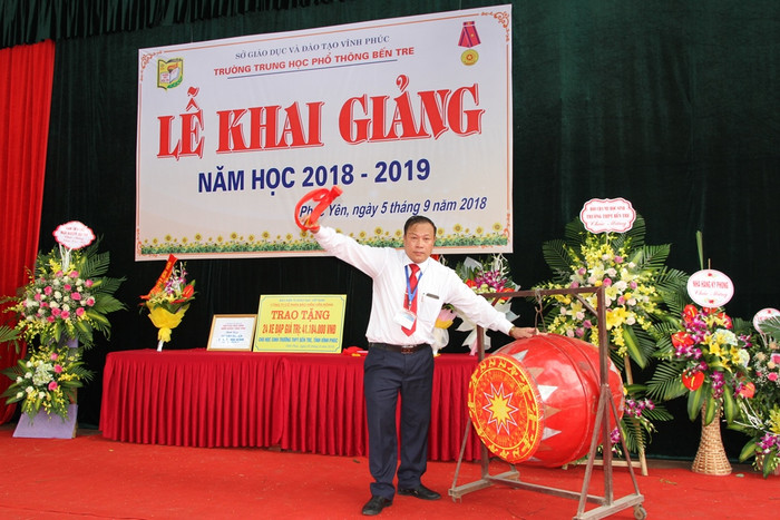 Thầy Nguyễn Thanh Hiên, Hiệu Trưởng nhà trường đánh trống khai giảng năm học mới. Thầy Nguyễn Thanh Hiên, Hiệu Trưởng nhà trường đánh trống khai giảng năm học mới.