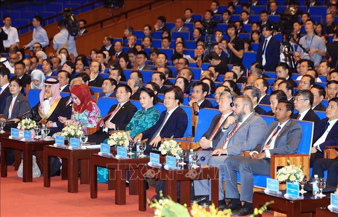 Chủ tịch Quốc hội Nguyễn Thị Kim Ngân, Phó Thủ tướng Chính phủ Trịnh Đình Dũng, Tổng Kiểm toán Nhà nước Hồ Đức Phớc và các đại biểu dự lễ khai mạc. Chủ tịch Quốc hội Nguyễn Thị Kim Ngân, Phó Thủ tướng Chính phủ Trịnh Đình Dũng, Tổng Kiểm toán Nhà nước Hồ Đức Phớc và các đại biểu dự lễ khai mạc.