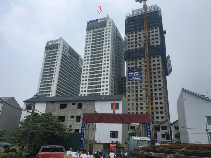 Tòa nhà HH3, bock A (mũi tên đỏ) dù chưa được nghiệm thu phòng cháy chữa cháy, vận thang vẫn đang hoạt động chủ đầu tư đã cho cư dân về ở. Ảnh: N.H. Tòa nhà HH3, bock A (mũi tên đỏ) dù chưa được nghiệm thu phòng cháy chữa cháy, vận thang vẫn đang hoạt động chủ đầu tư đã cho cư dân về ở. Ảnh: N.H.