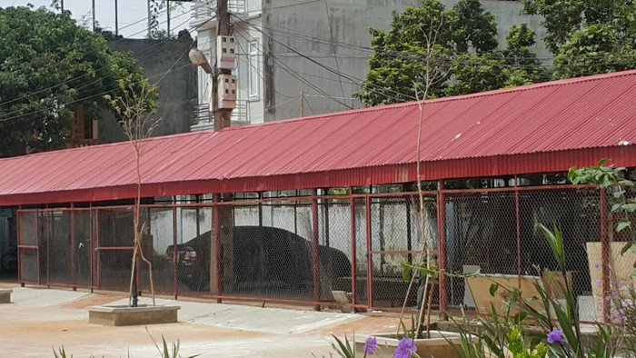 Nhà xe sử dụng tiền ngân sách của Trường Trung học phổ thông Tô Hiệu không cho học sinh để xe mà buộc học sinh gửi xe tại 2 nhà xe "xã hội hóa" có thu phí gửi xe. Ảnh: NVCC.