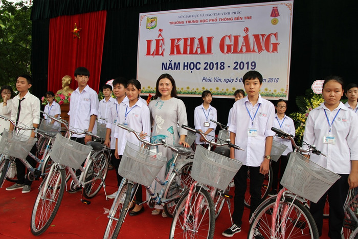 Chiếc xe đạp sẽ giúp các em học sinh có hoàn cảnh khó khăn thêm vững tin, tiếp tục vươn lên trong học tập. Ảnh: Vũ Phương Chiếc xe đạp sẽ giúp các em học sinh có hoàn cảnh khó khăn thêm vững tin, tiếp tục vươn lên trong học tập. Ảnh: Vũ Phương