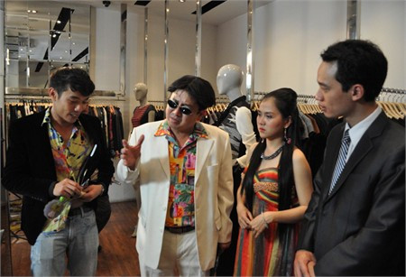 "Điệp viên hài du ký 001” không chia làm tiểu phẩm nhỏ, không gồm các tiết mục ca nhạc xem kẽ thường thấy trong các đĩa hài Tết khác. "Điệp viên hài du ký 001” không chia làm tiểu phẩm nhỏ, không gồm các tiết mục ca nhạc xem kẽ thường thấy trong các đĩa hài Tết khác.