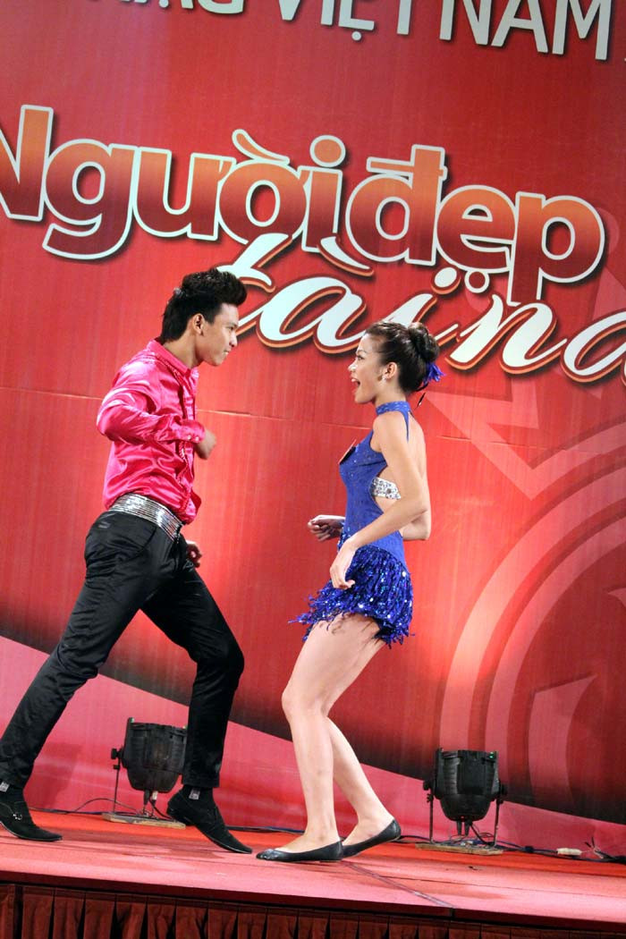 Cô thực hiện nhiều động tác bê đỡ hết sức thuần thục.