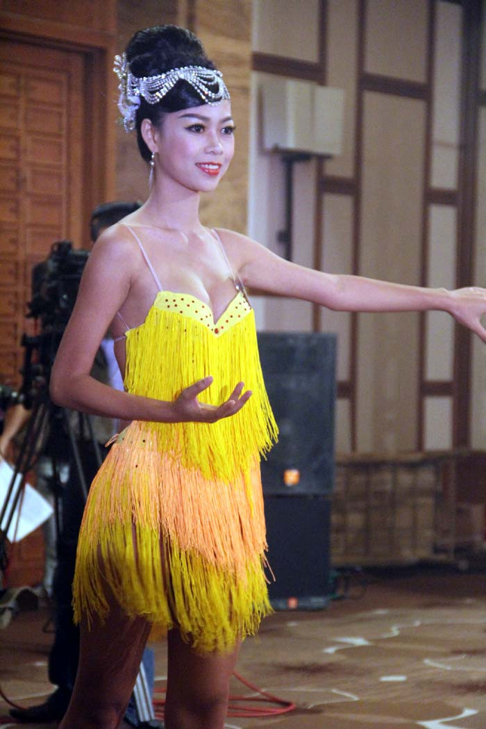 Cô diện chiếc áo 'tua rua' gợi cảm.