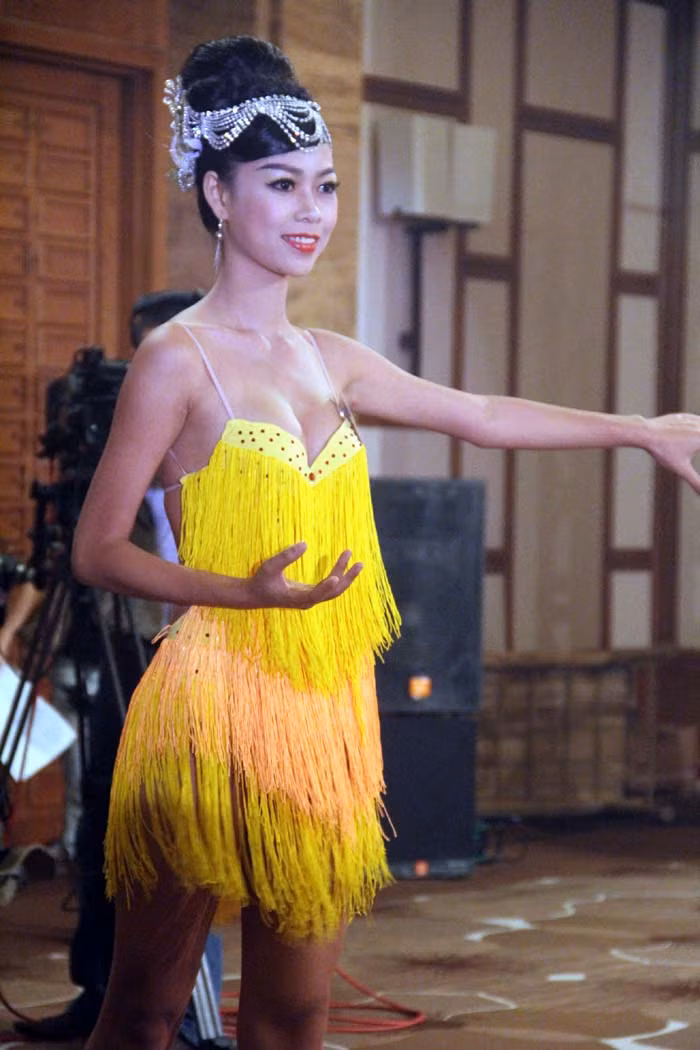 Cô diện chiếc áo 'tua rua' gợi cảm.