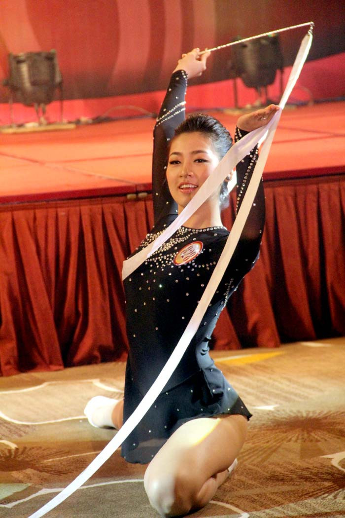 Dương Tú Anh thể hiện các động tác múa lụa thuần thục.