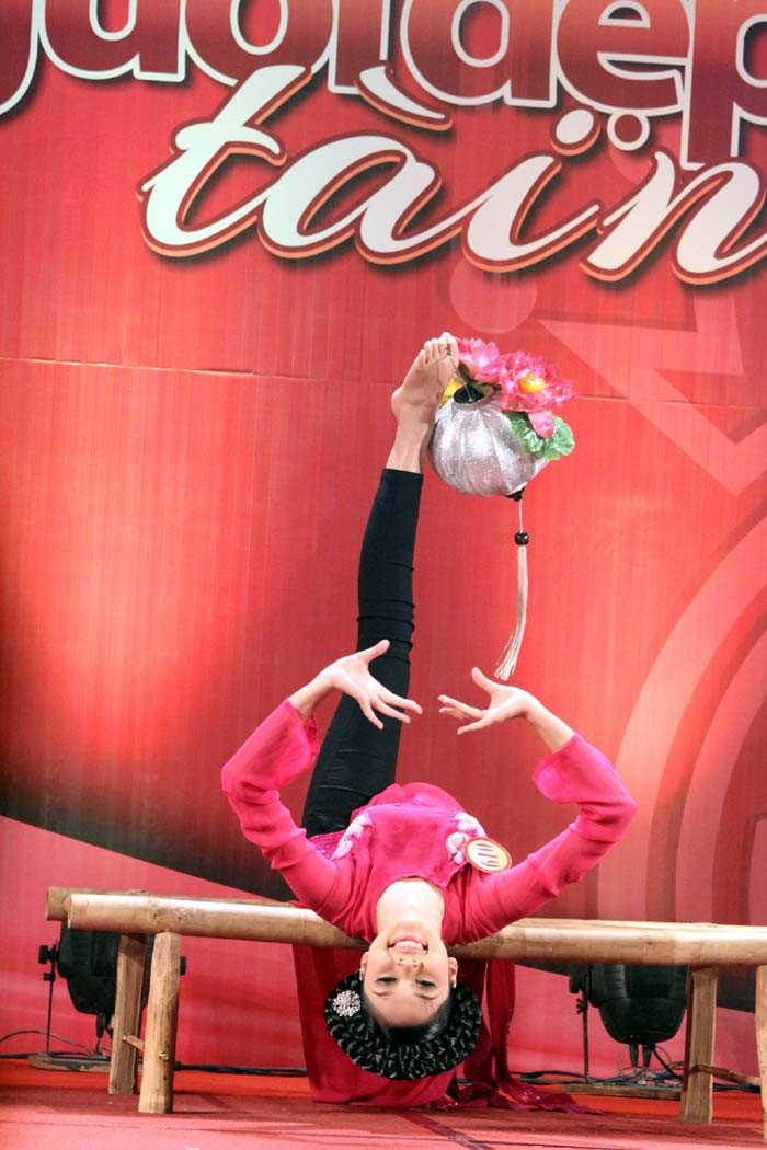 Nguyễn Thị Xuân Trang gây ấn tượng mạnh với khán giả bằng bài múa dân gian.