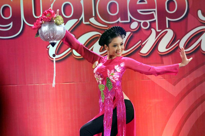 Bài múa mang nét truyền thông nhưng cũng không kém sự gợi cảm qua phần biểu diễn của cô.