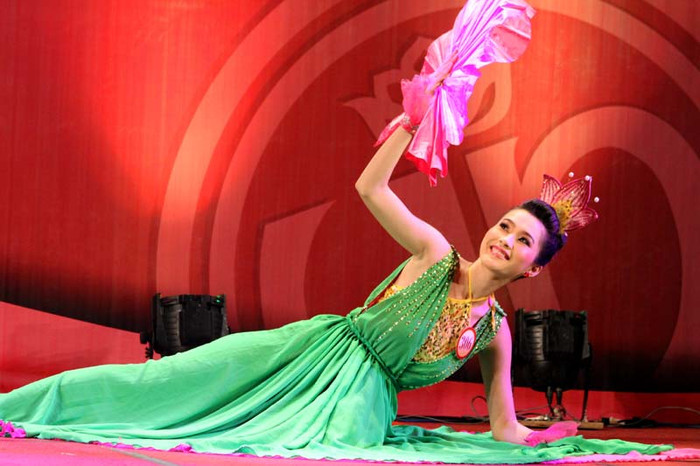 Khuôn mặt rạng ngời của Thu Thảo trên sân khấu.