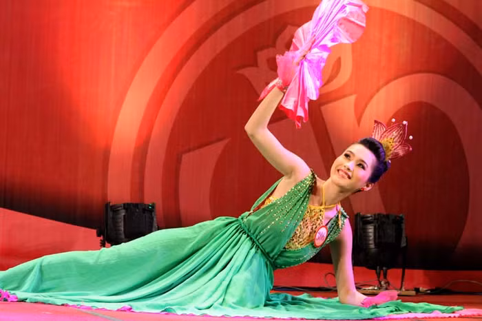 Khuôn mặt rạng ngời của Thu Thảo trên sân khấu.