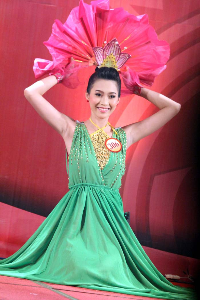 Đặng Thu Thảo thể hiện tài năng bằng điệu múa sen.