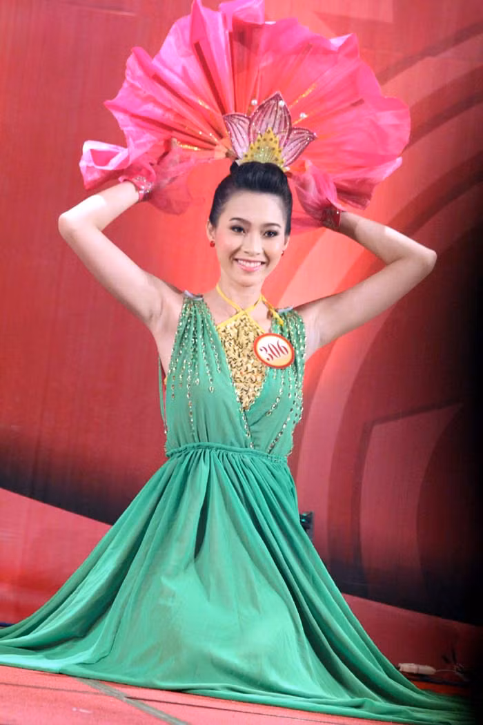 Đặng Thu Thảo thể hiện tài năng bằng điệu múa sen.