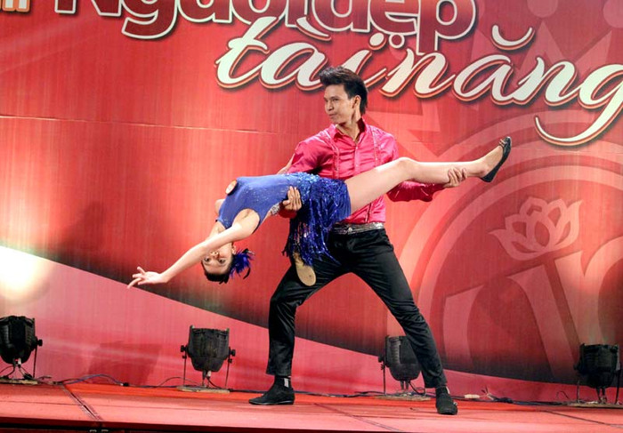 Võ Hoàng Yến thể hiện kỹ năng dance Sport cùng bạn nhảy.