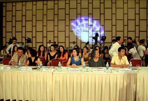 6 vị giám khảo có mặt chấm vòng thi Tài năng, sáng 19/8. 6 vị giám khảo có mặt chấm vòng thi Tài năng, sáng 19/8.