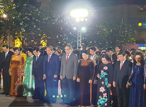 Các vị khách tham dự khai mạc đường hoa dành một phút tưởng nhớ Chủ tịch Hồ Chí Minh (ảnh: P.L) Các vị khách tham dự khai mạc đường hoa dành một phút tưởng nhớ Chủ tịch Hồ Chí Minh (ảnh: P.L)