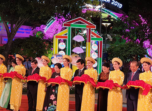 Chủ tịch Quốc hội Nguyễn Thị Kim Ngân cắt băng khai mạc đường hoa Nguyễn Huệ tết Kỷ Hợi (ảnh: P.L) Chủ tịch Quốc hội Nguyễn Thị Kim Ngân cắt băng khai mạc đường hoa Nguyễn Huệ tết Kỷ Hợi (ảnh: P.L)