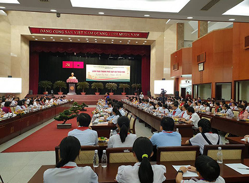 Toàn cảnh buổi gặp gỡ giữa lãnh đạo Thành phố Hồ Chí Minh với các em thiếu nhi tiêu biểu (ảnh: P.L) Toàn cảnh buổi gặp gỡ giữa lãnh đạo Thành phố Hồ Chí Minh với các em thiếu nhi tiêu biểu (ảnh: P.L)