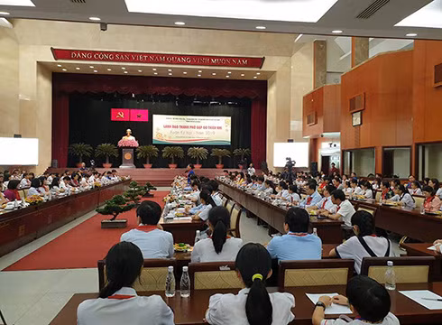 Toàn cảnh buổi gặp gỡ giữa lãnh đạo Thành phố Hồ Chí Minh với các em thiếu nhi tiêu biểu (ảnh: P.L)