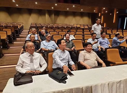 Giáo sư Trần Hồng Quân và đoàn công tác tham quan hội trường của Trường Tôn Đức Thắng (ảnh: P.L) Giáo sư Trần Hồng Quân và đoàn công tác tham quan hội trường của Trường Tôn Đức Thắng (ảnh: P.L)