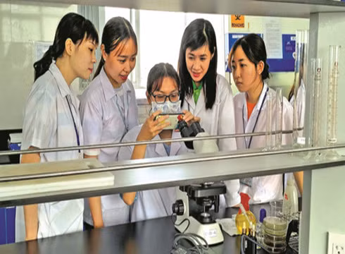 Phương Thùy hướng dẫn các sinh viên nghiên cứu khoa học (ảnh: HUFI) Phương Thùy hướng dẫn các sinh viên nghiên cứu khoa học (ảnh: HUFI)