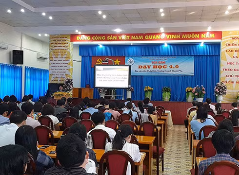 Quang cảnh buổi tọa đàm "Dạy học 4.0" tại Trường trung học phổ thông Nguyễn Du (ảnh: P.L)