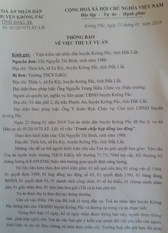 Quyết định 01 của Tòa án nhân dân huyện Krông Pắk về vụ kiện dân sự của cô Bình (ảnh: P.L) Quyết định 01 của Tòa án nhân dân huyện Krông Pắk về vụ kiện dân sự của cô Bình (ảnh: P.L)
