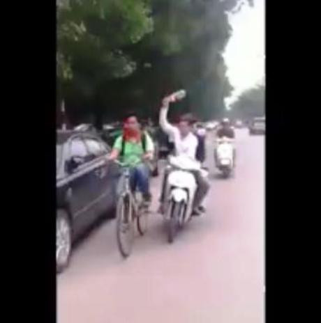 Cư dân mạng bất bình vì trò nghịch dại của nhóm thanh niên này Cư dân mạng bất bình vì trò nghịch dại của nhóm thanh niên này