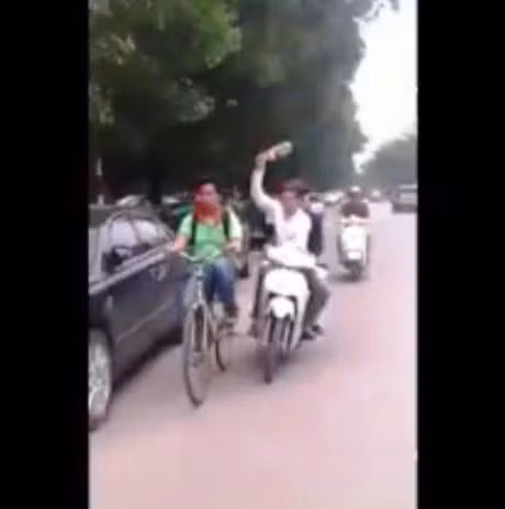 Cư dân mạng bất bình vì trò nghịch dại của nhóm thanh niên này Cư dân mạng bất bình vì trò nghịch dại của nhóm thanh niên này