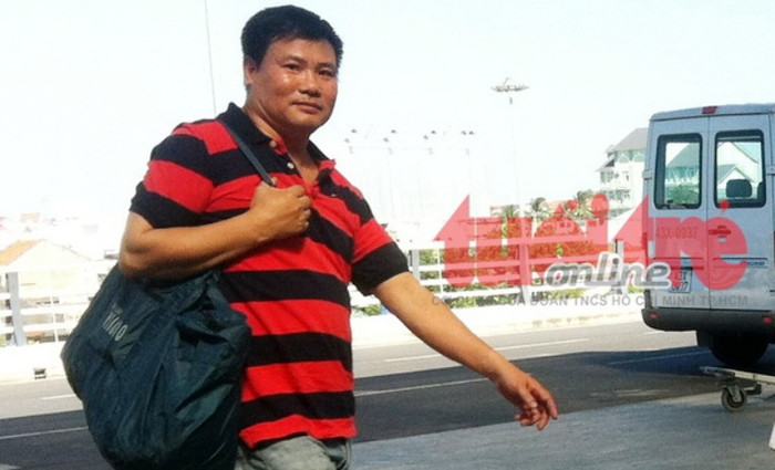 Ông Trương Duy Nhất được đưa ra sân bay Đà Nẵng để di lý ra Hà Nội phục vụ công tác điều tra (ảnh chụp lúc 15g10 ngày 26-5 tại sân bay Đà Nẵng) - Ảnh: Đ.Nam, Báo Tuổi Trẻ Ông Trương Duy Nhất được đưa ra sân bay Đà Nẵng để di lý ra Hà Nội phục vụ công tác điều tra (ảnh chụp lúc 15g10 ngày 26-5 tại sân bay Đà Nẵng) - Ảnh: Đ.Nam, Báo Tuổi Trẻ