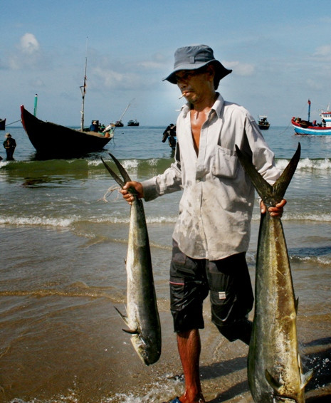 Cần những hành động cụ thể để giúp đỡ bà con ngư dân yên tâm ra khơi, bám biển (ảnh VTV) Cần những hành động cụ thể để giúp đỡ bà con ngư dân yên tâm ra khơi, bám biển (ảnh VTV)