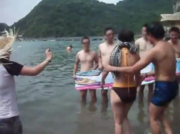 Cô gái bị bịt mắt này có nhiệm vụ phải nhận ra bạn trai mình đang đứng ở vị trí nào bằng cách sờ 'của quý' từng người một.