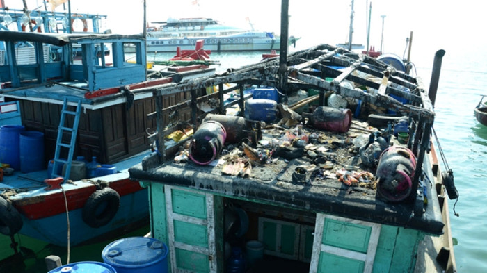 Tàu cá mang số hiệu QNg 96382 TS của ngư dân tỉnh Quảng Ngãi hoạt động nghề cá bình thường tại ngư trường truyền thống thuộc khu vực quần đảo Hoàng Sa của Việt Nam bị tàu Trung Quốc bắn cháy cabin. Ảnh: Tuổi trẻ Tàu cá mang số hiệu QNg 96382 TS của ngư dân tỉnh Quảng Ngãi hoạt động nghề cá bình thường tại ngư trường truyền thống thuộc khu vực quần đảo Hoàng Sa của Việt Nam bị tàu Trung Quốc bắn cháy cabin. Ảnh: Tuổi trẻ