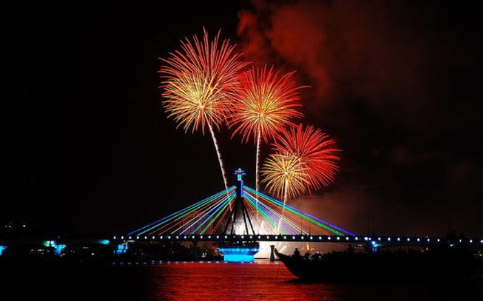 Nhiều du khách phản ánh bị chặt chém trong lễ hội pháo hoa do Đà Nẵng tổ chức mới đây Nhiều du khách phản ánh bị chặt chém trong lễ hội pháo hoa do Đà Nẵng tổ chức mới đây