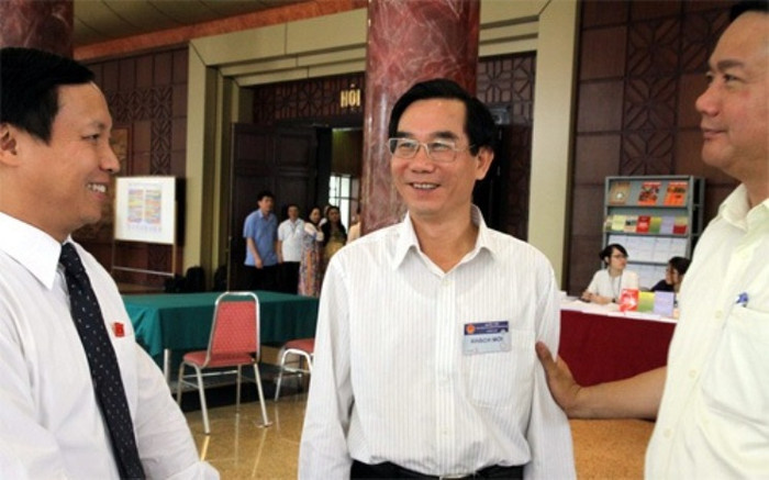 Từ trái sang: Phó chủ nhiệm Ủy ban Đối ngoại của Quốc hội Ngô Đức Mạnh, tân Tổng kiểm toán Nhà nước Nguyễn Hữu Vạn và Bộ trưởng Bộ Giao thông Vận tải Đinh La Thăng Từ trái sang: Phó chủ nhiệm Ủy ban Đối ngoại của Quốc hội Ngô Đức Mạnh, tân Tổng kiểm toán Nhà nước Nguyễn Hữu Vạn và Bộ trưởng Bộ Giao thông Vận tải Đinh La Thăng