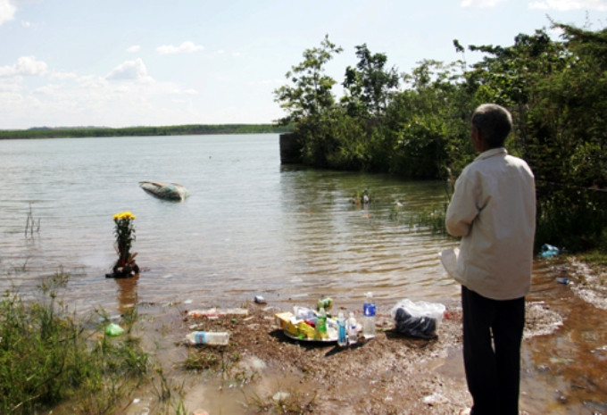Thầy cúng hướng về đoạn sông, nơi các bé gặp nạn (phía sau con thuyền úp) để khấn cầu. Người dân cho biết lúc trước đây là con đường đi, từ khi đập nước trong khu thuỷ điện Sêrêpok 4 hoàn thành, nước dâng cao đã "nuốt chửng" con đường. Sáng nay các em dò dẫm trên khúc đường còn lại để ra tắm thì bị hụt chân và nước nhấn chìm. Thầy cúng hướng về đoạn sông, nơi các bé gặp nạn (phía sau con thuyền úp) để khấn cầu. Người dân cho biết lúc trước đây là con đường đi, từ khi đập nước trong khu thuỷ điện Sêrêpok 4 hoàn thành, nước dâng cao đã "nuốt chửng" con đường. Sáng nay các em dò dẫm trên khúc đường còn lại để ra tắm thì bị hụt chân và nước nhấn chìm.