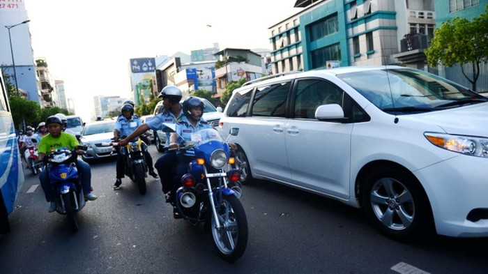 Nhân viên hộ tống dùng dùi cui nhựa ra tín hiệu cản trở các xe khác trong TP.HCM (ảnh Tuổi Trẻ) Nhân viên hộ tống dùng dùi cui nhựa ra tín hiệu cản trở các xe khác trong TP.HCM (ảnh Tuổi Trẻ)