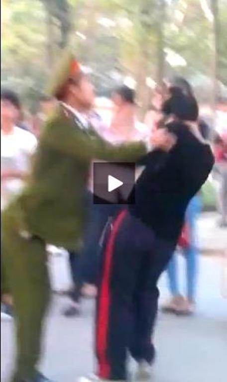 Khi thấy người phụ nữ đi cùng vào can ngăn, thanh niên này đã lao tới xô đẩy chị này ngã sấp mặt xuống đường