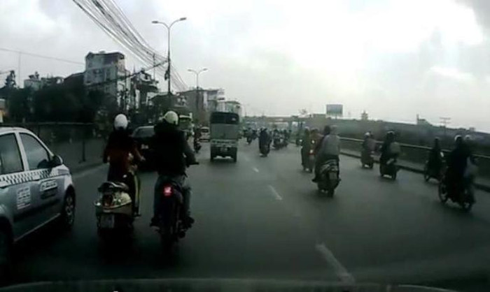Đối tượng cho xe máy vọt lên, áp sát vào người phụ nữ mà giật chiếc dây chuyền trên cổ chị này Đối tượng cho xe máy vọt lên, áp sát vào người phụ nữ mà giật chiếc dây chuyền trên cổ chị này
