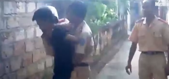 CSGT xô xát với 3 thanh niên vi phạm giao thông (Ảnh cắt ra từ clip)