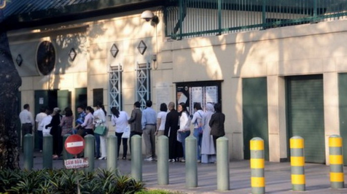 Dòng người xếp hàng chờ cấp visa tại Tổng lãnh sự Mỹ ở TP.HCM ngày 24-1-2013 - Ảnh: Tuổi Trẻ Dòng người xếp hàng chờ cấp visa tại Tổng lãnh sự Mỹ ở TP.HCM ngày 24-1-2013 - Ảnh: Tuổi Trẻ