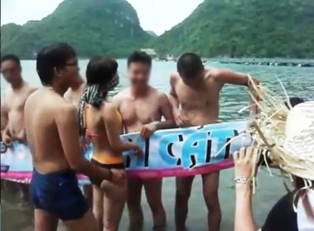 Nhóm thanh niên trên tỏ ra vô cùng thích thú với trò chơi sờ 'của quý', tìm bạn trai này