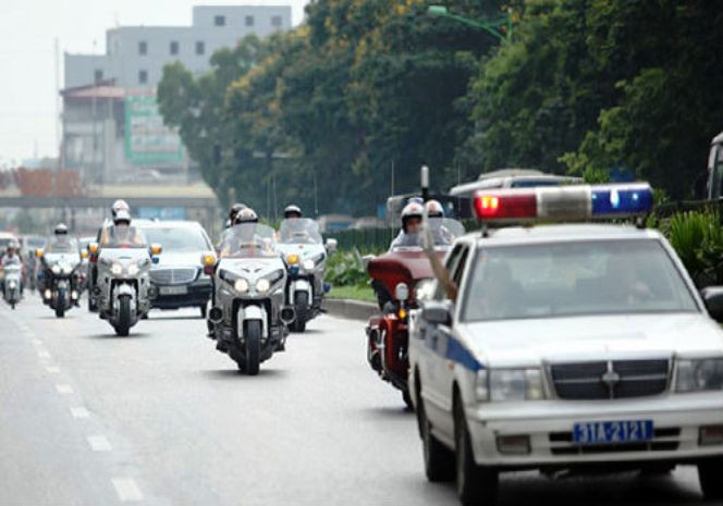 CSGT Hà Nội đang cho kiểm tra chiếc xe này, nếu phát hiện có vi phạm sẽ xử lí nghiêm CSGT Hà Nội đang cho kiểm tra chiếc xe này, nếu phát hiện có vi phạm sẽ xử lí nghiêm