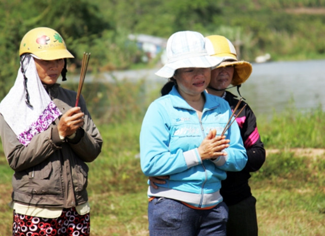 Mẹ em Ngô Thế Hiệp (ngụ thôn 3, xã Ea Wer) phải nhờ người thân vịn mới có thể đứng vững, cầu nguyện cho con trai. Mẹ em Ngô Thế Hiệp (ngụ thôn 3, xã Ea Wer) phải nhờ người thân vịn mới có thể đứng vững, cầu nguyện cho con trai.