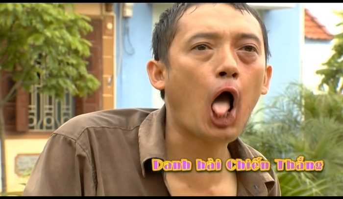 Chiến Thắng trong đĩa hài Tết "Kiếp lông bông". Ảnh chụp từ clip. Chiến Thắng trong đĩa hài Tết "Kiếp lông bông". Ảnh chụp từ clip.