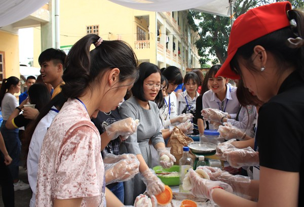 Học sinh trải nghiệm tại Khoa Thực phẩm và Hóa học Học sinh trải nghiệm tại Khoa Thực phẩm và Hóa học